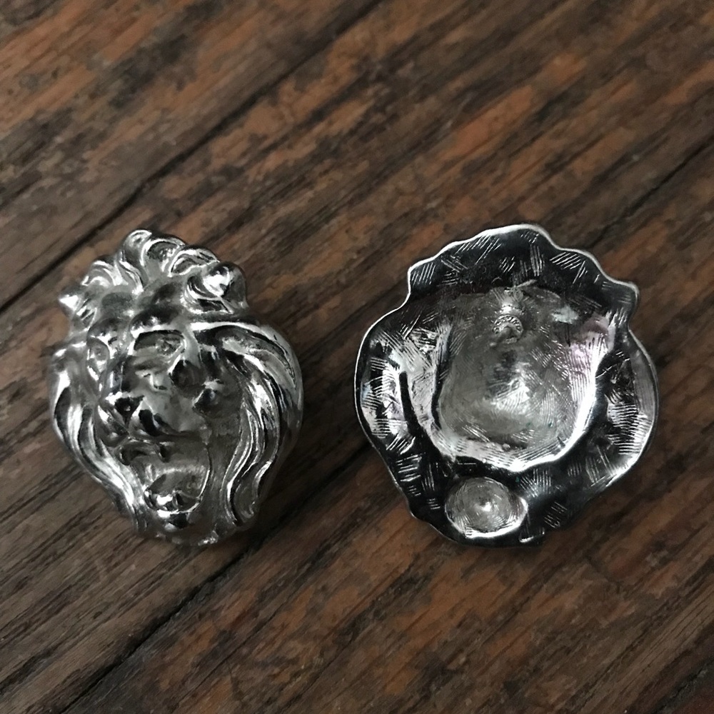 ❤️ VINTAGE Anne Klein Lion’s Head logo earrings.